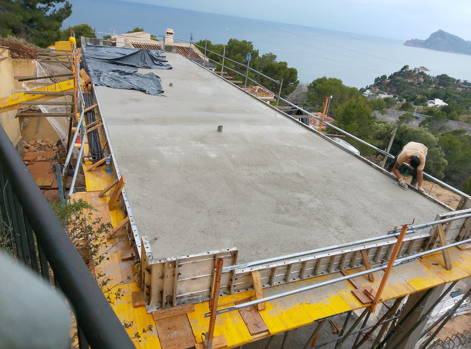 Estructura de hierro y hormigón con vista panorámica al mar de Altea