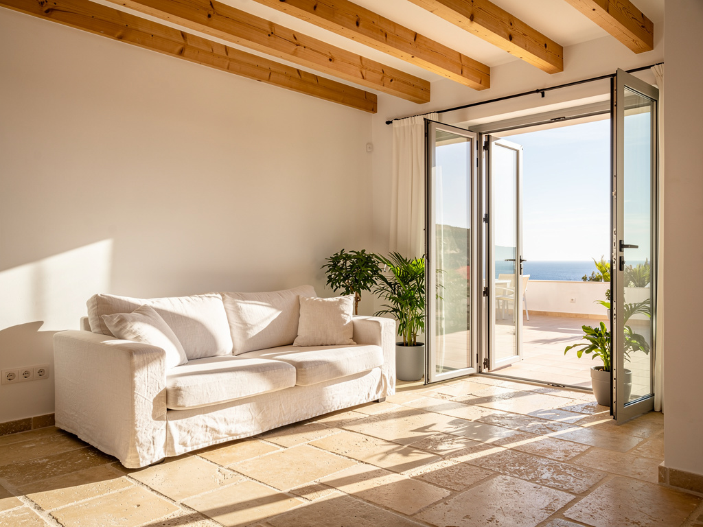 Recreación digital de salón con salida a terraza y vista al mar